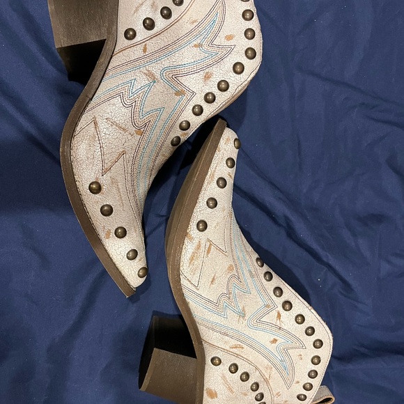 CIRCLE G WOMEN'S STUDDED BOOTIES - POINTED TOE - Picture 3 of 8